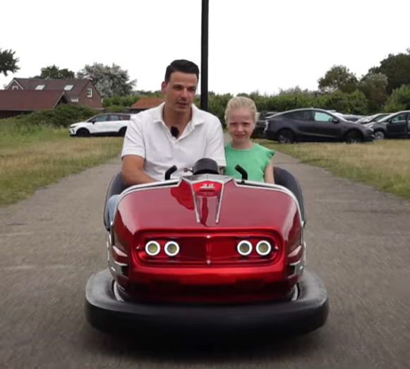 Selfies en lachende gezichten: man rijdt dochter rond in rood gekentekende botsauto