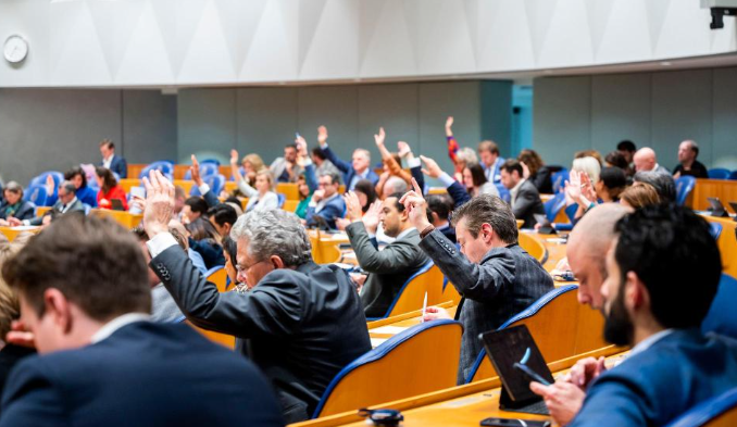 Explosieve moties in Kamer: Antifa wegzetten als terroristen, boerka volledig in de ban
