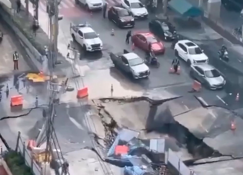 Wat gebeurt hier?! In een paar seconden veranderde een druk kruispunt in Bangkok in een gapend gat van 50 meter