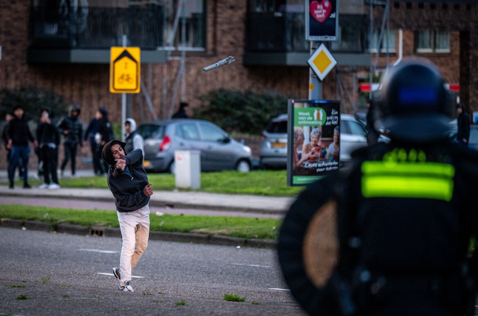 Onrust bij demonstratie tegen azc in Hoofddorp na koranverbranding