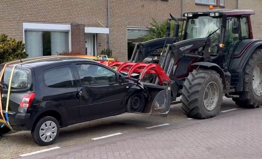 Boer Jan uit Steenbergen is klaar met auto die zijn loods binnen vloog