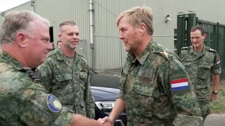 Unieke beelden: Koning Willem-Alexander vliegt mee in militair toestel tijdens oefening Falcon Leap