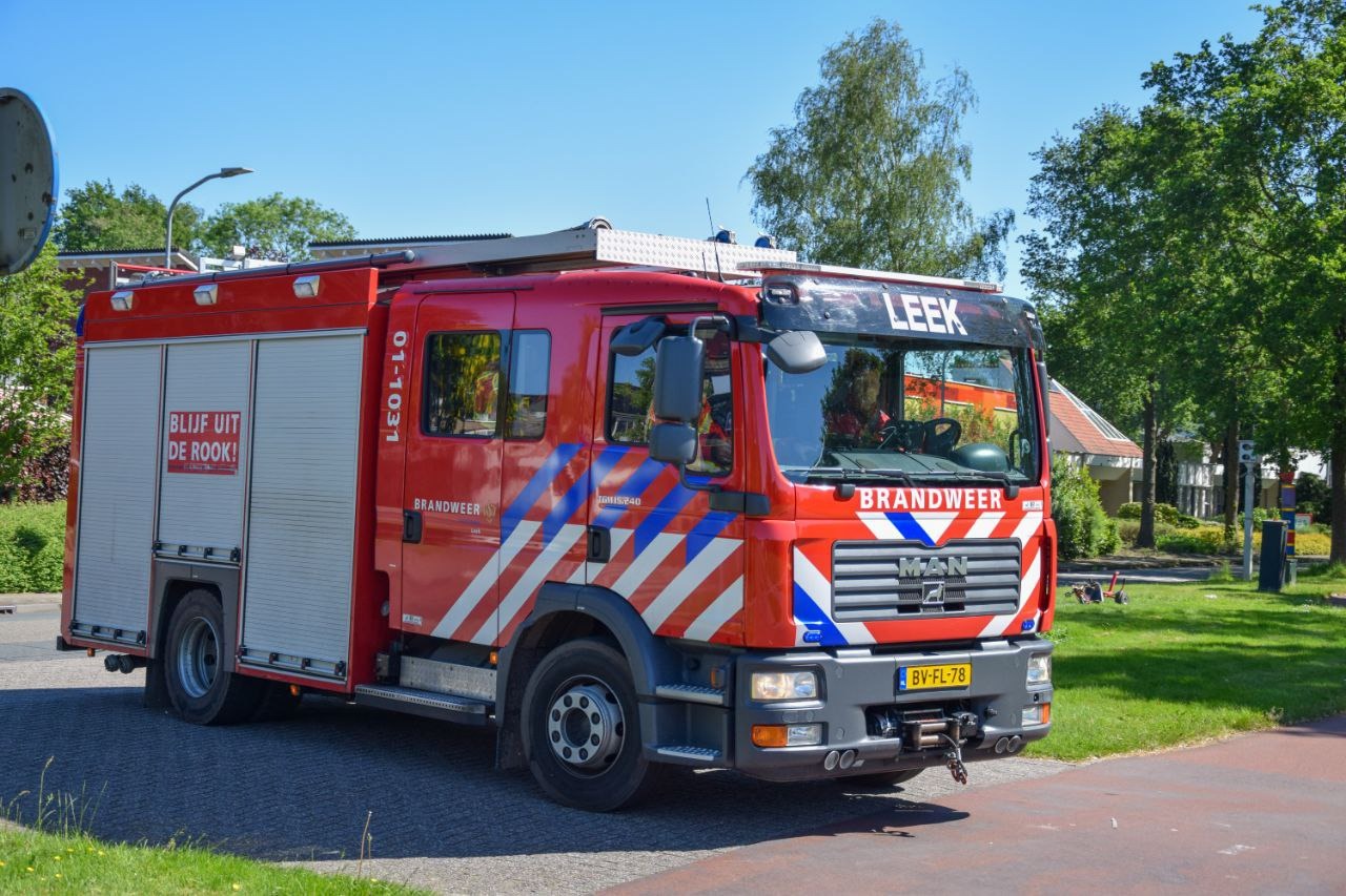 Brandweer kiest drastische aanpak: muur doorgezaagd om vuur te bedwingen in Elst
