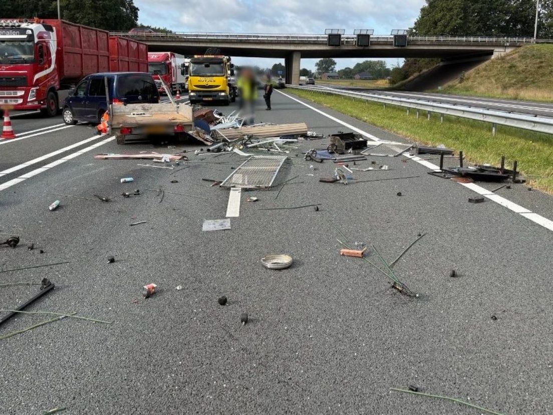 Aanhanger met schroot kantelt, A18 afgesloten