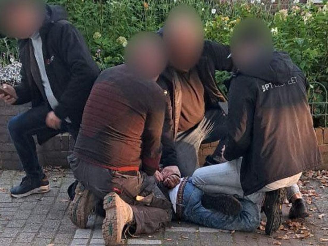 Inbreker vlucht het dak op, maar buurtbewoners grijpen in
