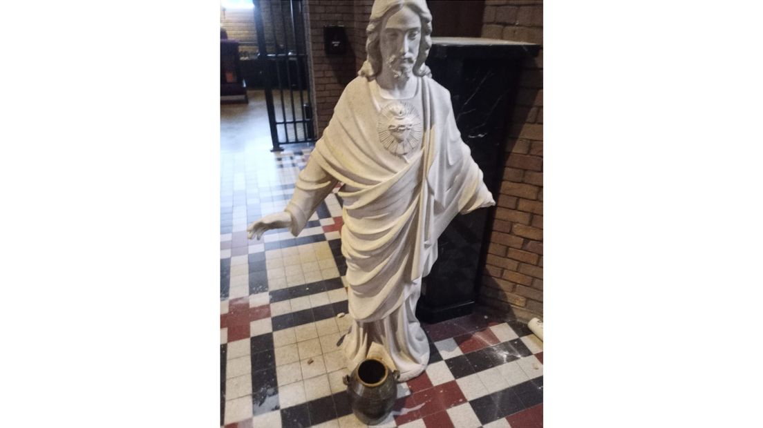 Man loopt Utrechtse kerk binnen en vernielt standbeeld van Jezus Christus