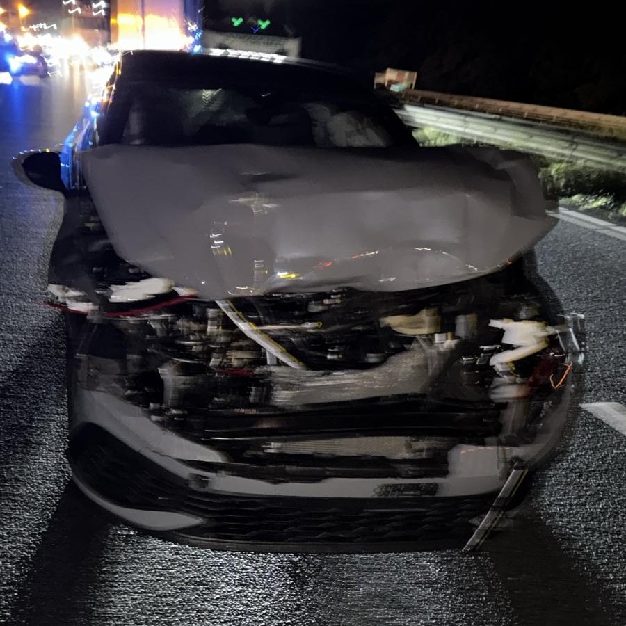 Drama op snelweg: botsing vrachtwagen en auto legt A2 plat – reizigers woedend