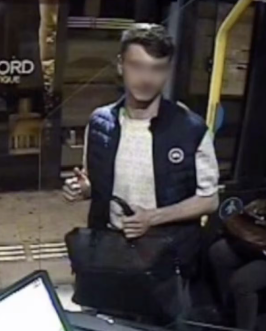 Vrouw houdt vriend aan de telefoon als passagier haar vanuit bus achtervolgt en aanrandt, foto verspreid