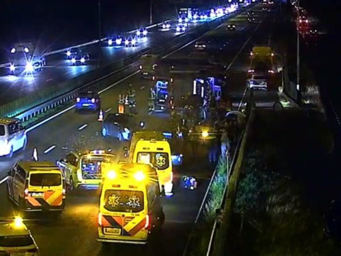 Chaos op de A13: vier auto’s botsen keihard bij Delft – bestuurder onwel, files urenlang muurvast