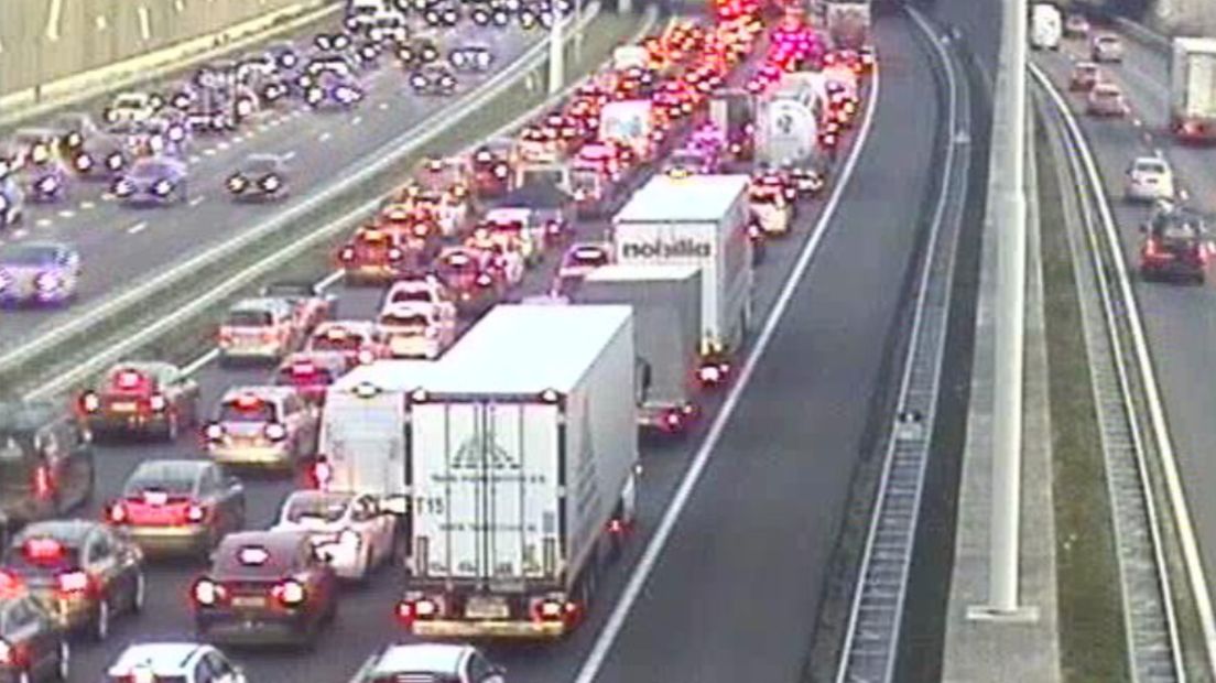 Leidsche Rijntunnel volledig dicht na megacrash met vier voertuigen