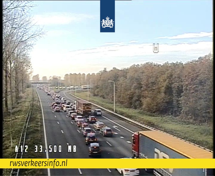 Auto op z’n kop op de snelweg – forse impact op verkeer en veiligheid