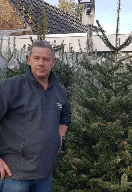 Legendarische kerstbomenverkoper Martin (62) na 30 jaar gedwongen te stoppen door burenklacht