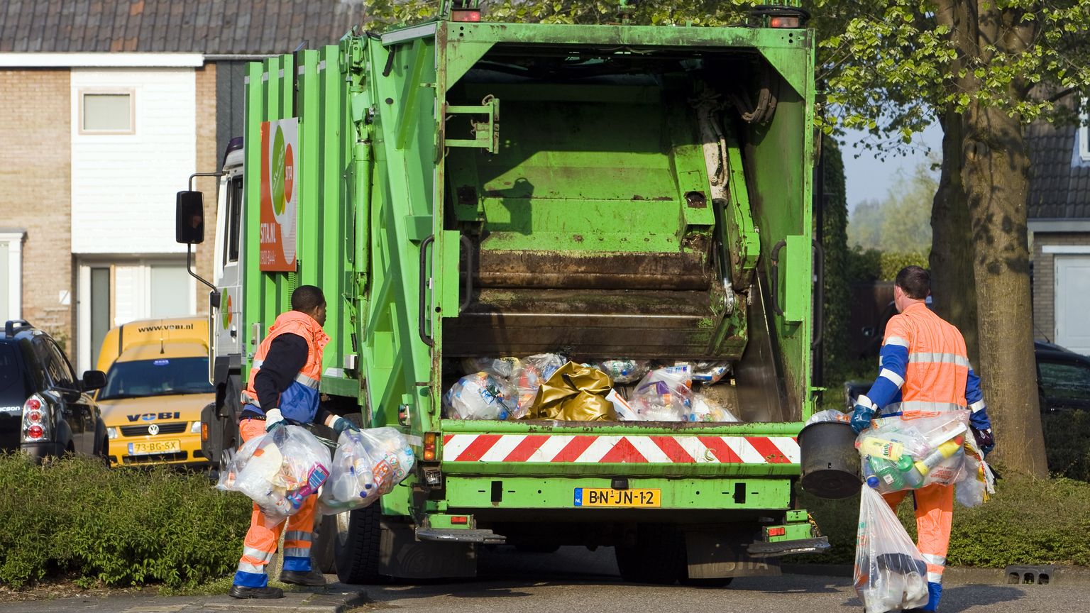 Nederlandse vuilnisman raakt baan kwijt om lunchrit met dienstauto