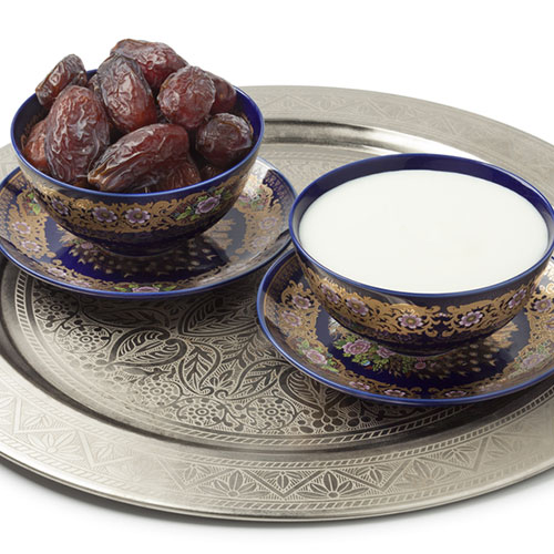 Plan voor melk en dadels op Amsterdamse stembureaus veroorzaakt woede-uitbarsting: “Volstrekte waanzin!”