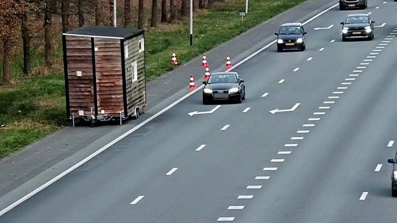 Huisje op wielen trekt veel bezichtigingen op de A50 bij Eindhoven