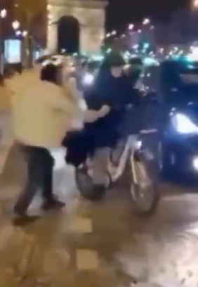 Asielzoeker valt oude man aan op fiets, maar dat wordt direct afgestraft door een lokale held