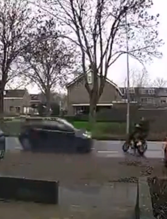 Fatbike vs. auto: knulletjes gaan volledig over de motorkap