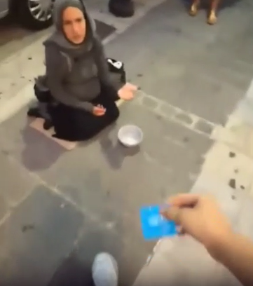 Man helpt moeder met hoofddoek en kinderen op straat… maar wat zij doet is niet te geloven