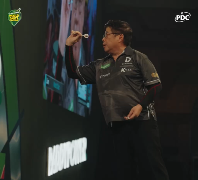 Paul Lim zorgt op 71-jarige leeftijd voor stunt op WK darts in Londen