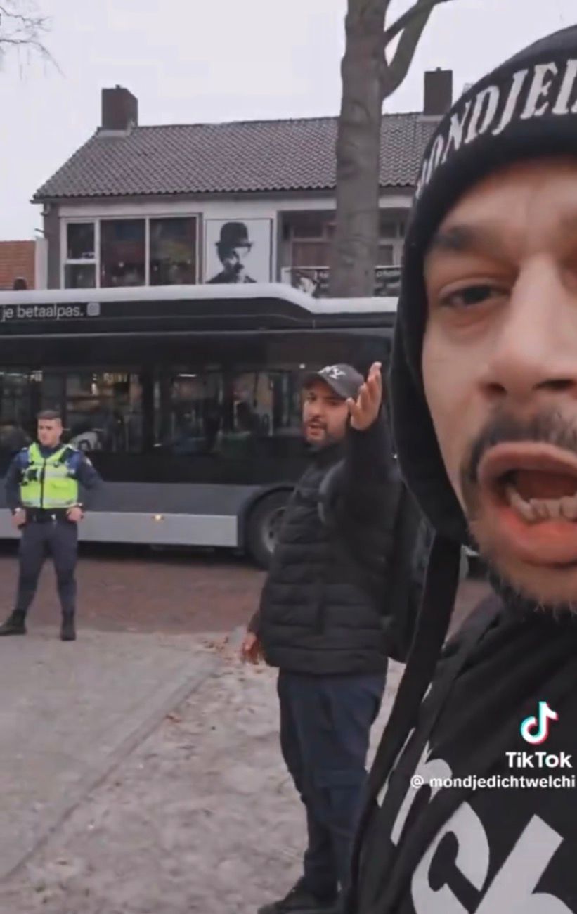 Onrust na aanrijding tussen bus en asielzoeker in Emmen, incident vastgelegd op video