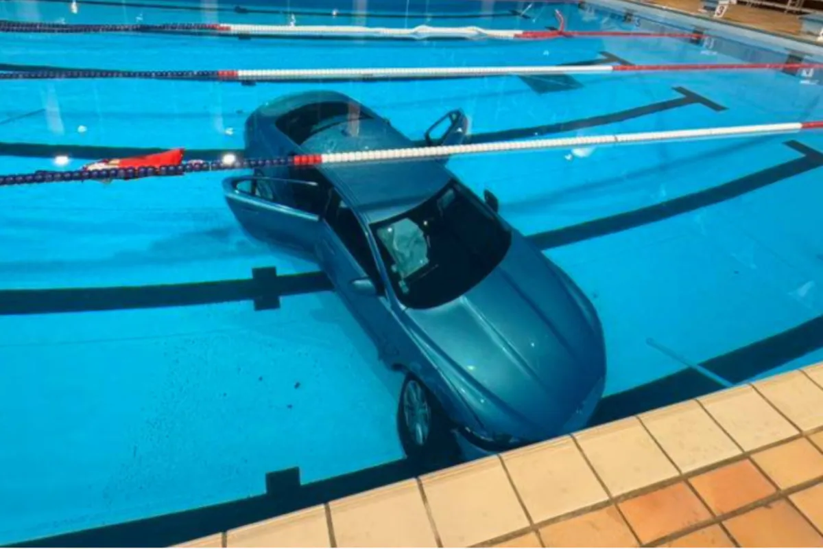 Vrouw rijdt met dochtertje op achterbank dwars door raam en belandt in het zwembad