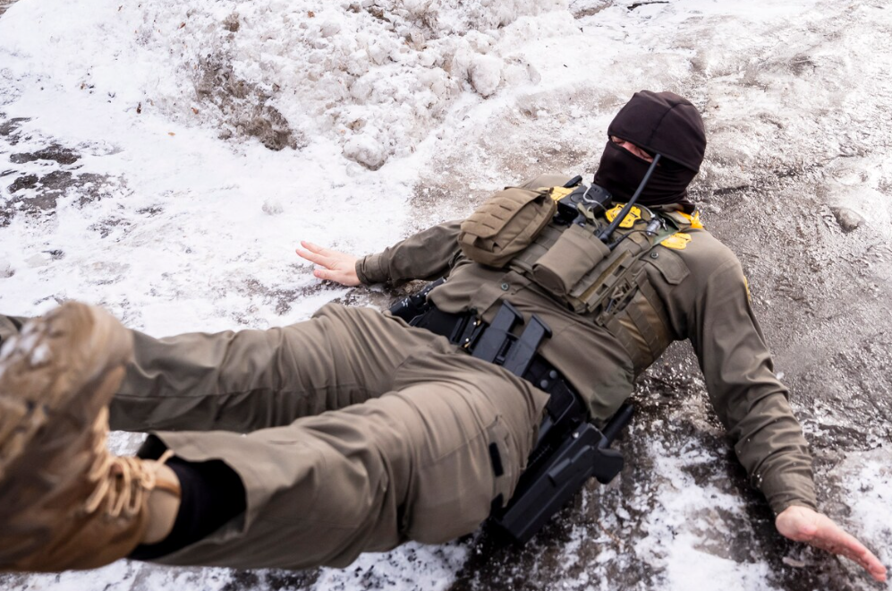 Internet lacht om video van ICE-agent die uitglijdt op ijs in Minneapolis