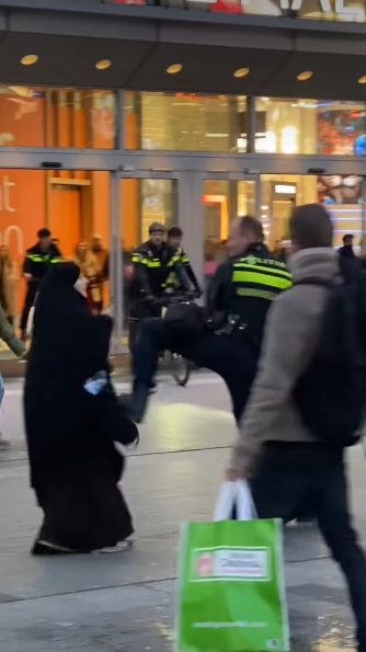 Vrouwen met hoofddoek gaan aangifte doen tegen agent voor poging tot zware mishandeling