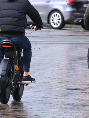 Mara stuit op wegversperring door jongeren op fatbikes en beleeft angstaanjagende achtervolging