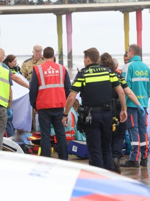 Vijf zwemmers uit zee gered langs Zuid-Hollandse kust, één slachtoffer gereanimeerd