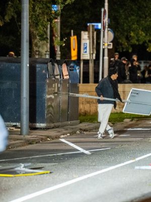 Update: Protest bij azc Hoofddorp escaleert na koranverbranding