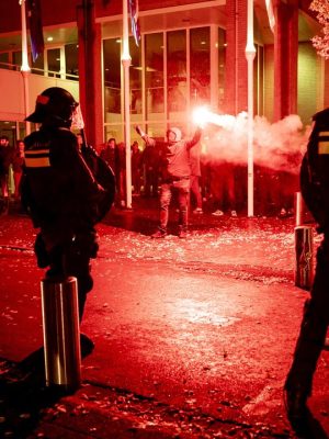 Demonstraties voor en tegen azc’s in Houten en Uithoorn lopen uit op ongeregeldheden: ME grijpt in