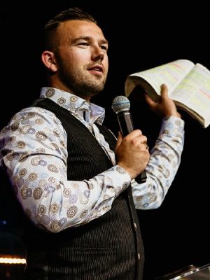 Omstreden gebedsgenezer Tom de Wal aangehouden bij verboden dienst