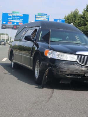 Lijkwagen crasht midden op snelweg na botsing met andere auto’s