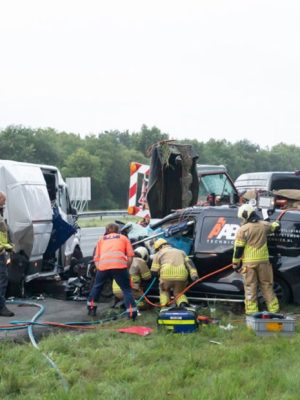 Drie gewonden nadat busje op twee voertuigen botst op vluchtstrook A27