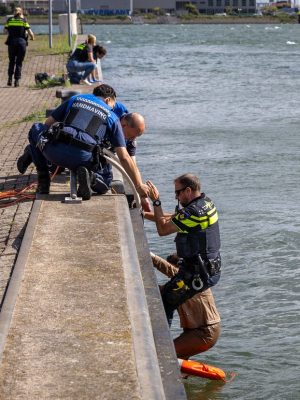 Boa’s redden man en vrouw uit gezonken auto in Vlaardingen