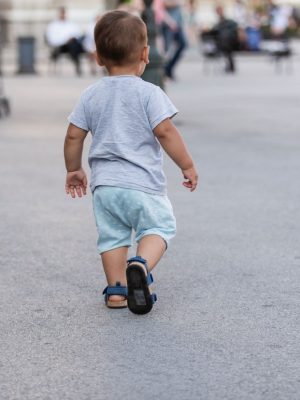 Baby (1) ontsnapt aan kinderdagverblijf en loopt alleen door winkelcentrum