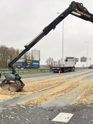 Vrachtwagen strooit complete lading aardappelzetmeel over rijbaan