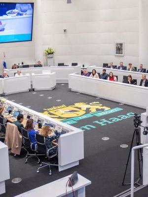 Explosieve woordenwisseling in Haagse raad: debat over moslims loopt volledig uit de hand