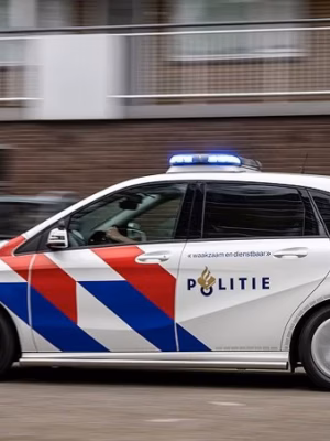 Hollywoodachtige achtervolging in Tilburg: politiewagen op de kop, verdachte opgepakt