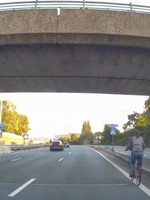 Fietsster zorgt voor gevaarlijke situatie op A12 bij Den Haag