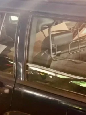 Agenten tikken ruitje in om twee honden in hete auto te redden