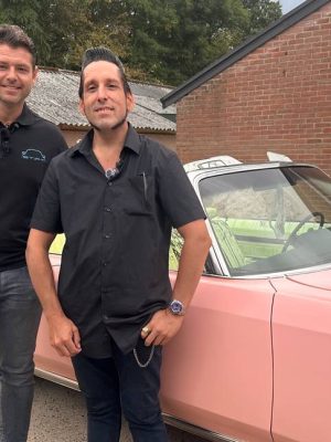 Iconische roze Flodderauto opgeknapt en onthuld: ‘Floddernieuw’