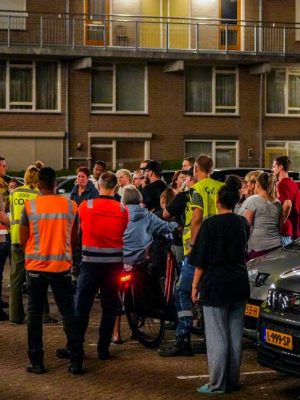 Bewoners flat negeren politielint na explosie en kruipen er onderdoor