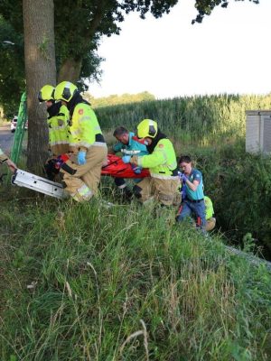 Motorrijder zwaar gewond nadat hij tegen boom knalt en in sloot belandt