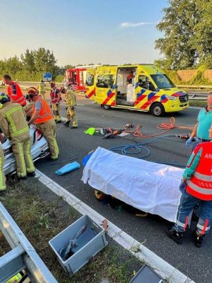 2 gewonden bij vrachtwagenongeluk A2: veel auto’s geraakt, weg lang dicht