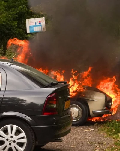 Net opgeknapte oldtimer vliegt in brand als eigenaar de auto start