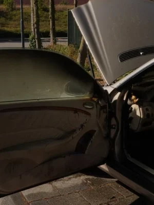 Ouder echtpaar op tijd uit brandende auto in Helmond