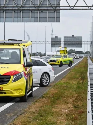 Verkeersruzie tussen twee bestuurders uitgevochten op de A16, lange file