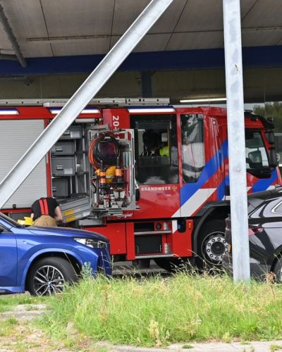 Auto valt in slot met baby erin, ouders bellen de brandweer
