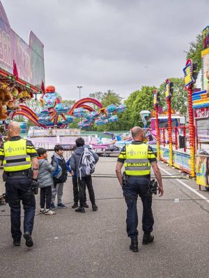 Tientallen jongeren in gevecht op kermis, politie zet wapenstok in